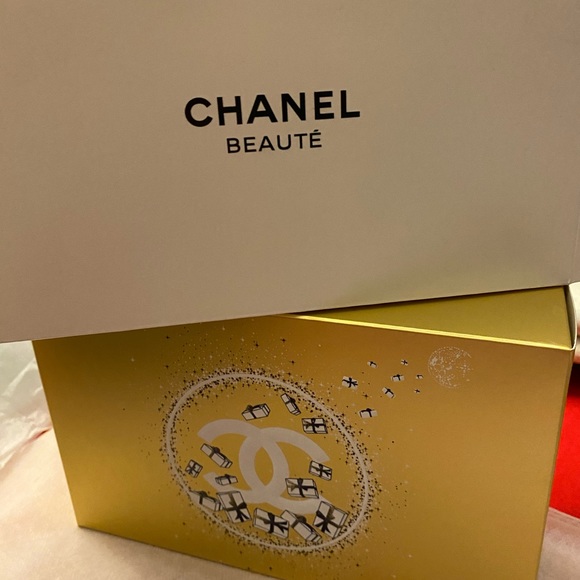 Chanel Elegant Cosmetic Pouch - Picture 3 of 4